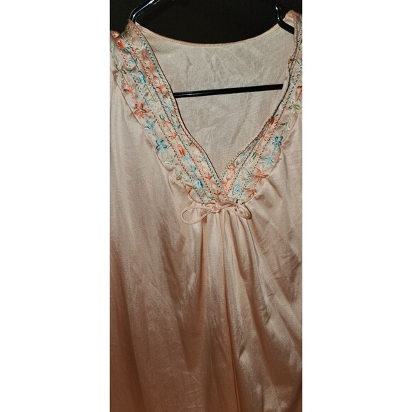 Vintage Vanity Fair Nylon  Floral Embroidered Nightgown-Sz LGE - Picture 7 of 7